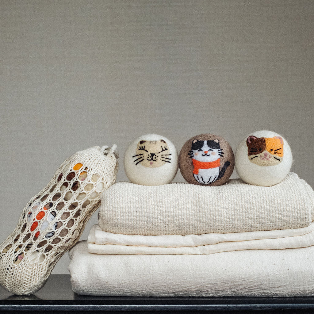 Cats set wool dryer ball, theme photo