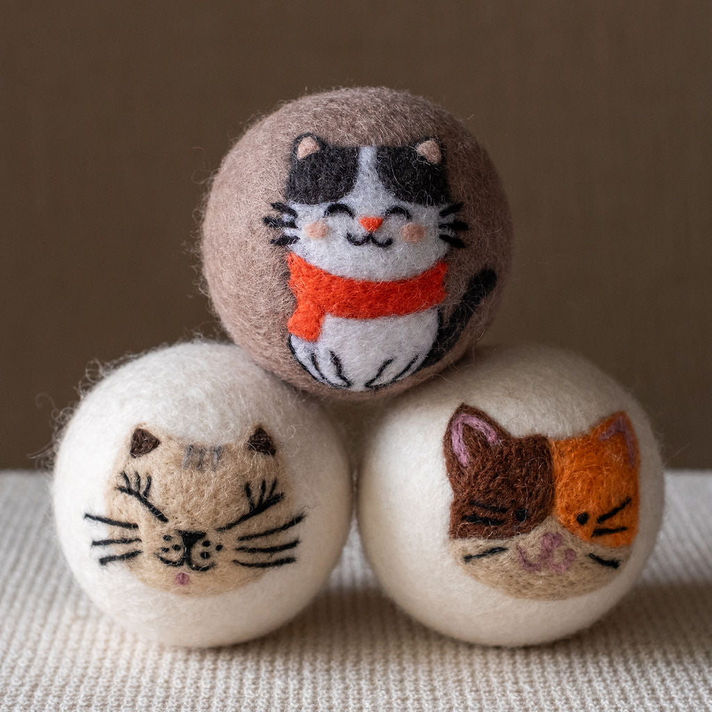 Lady Cream Cat wool dryer ball, theme photo