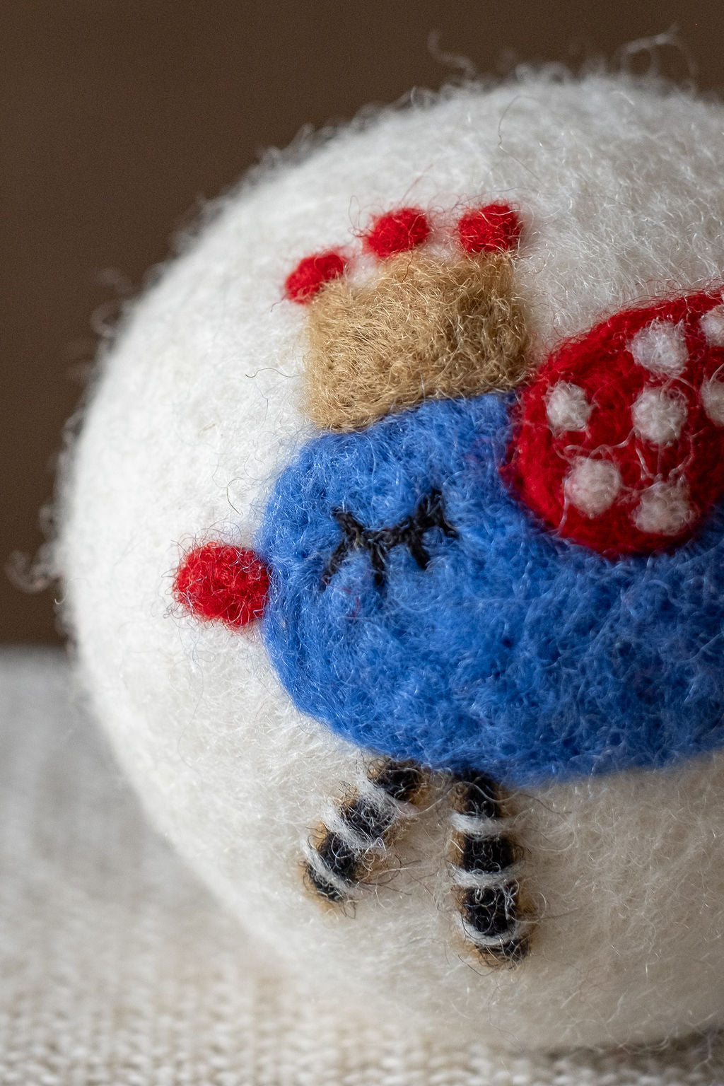 Blue Bird wool dryer ball, detail photo