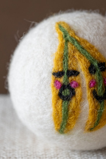 Bananas wool dryer ball, detail photo