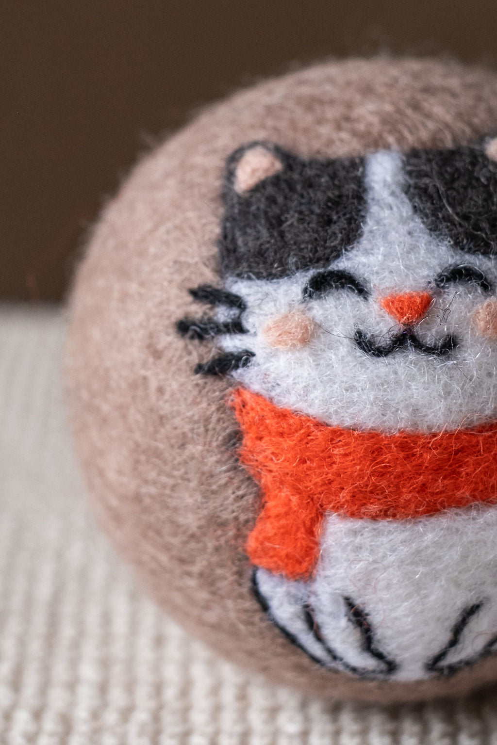 Cat with Scarf wool dryer ball, detail photo