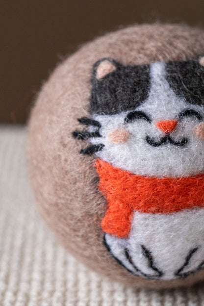 Cat with Scarf wool dryer ball, detail photo