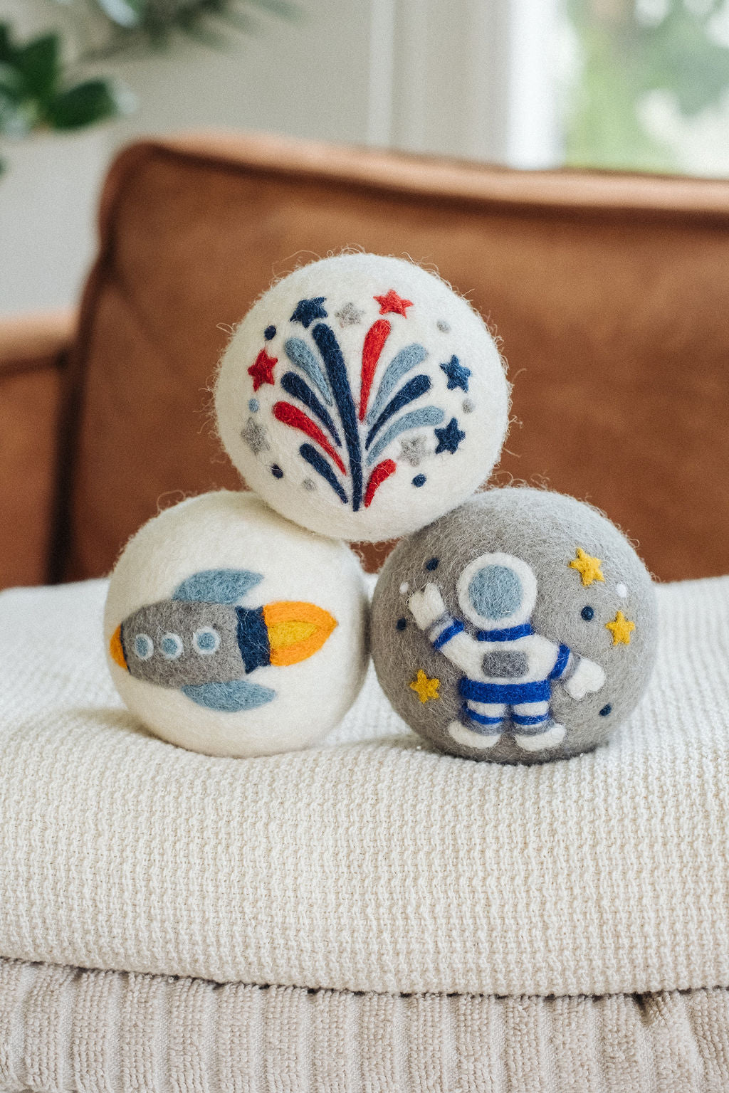 Space set wool dryer ball, theme photo