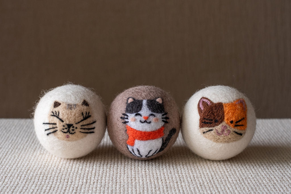 Cats set wool dryer ball, detail photo