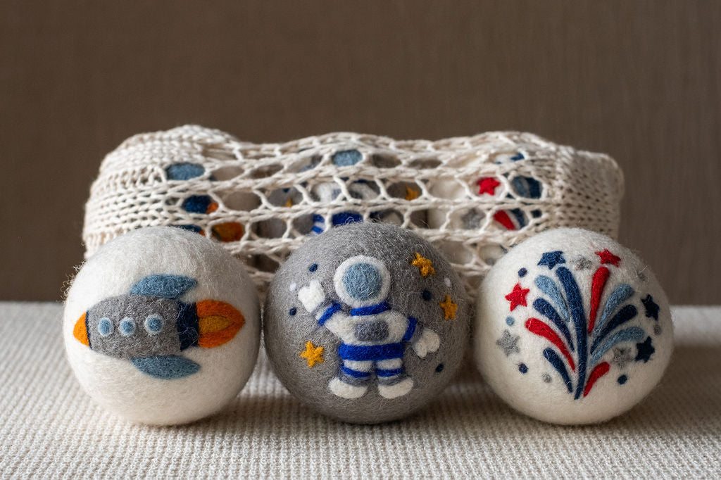 Space set wool dryer ball, theme photo