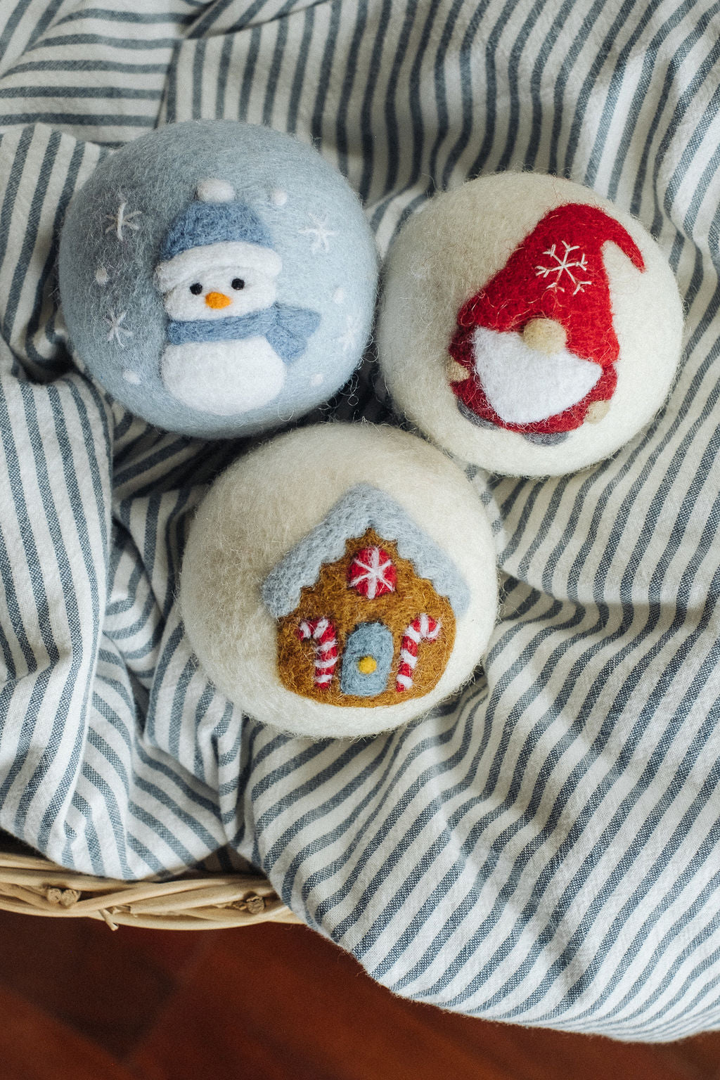 Snowman set wool dryer ball, theme photo