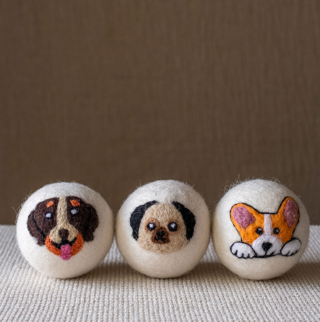 Dogs set wool dryer ball, detail photo