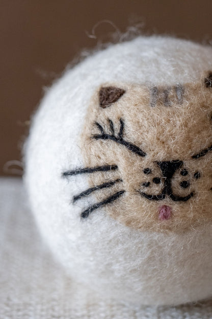 Lady Cream Cat wool dryer ball, detail photo