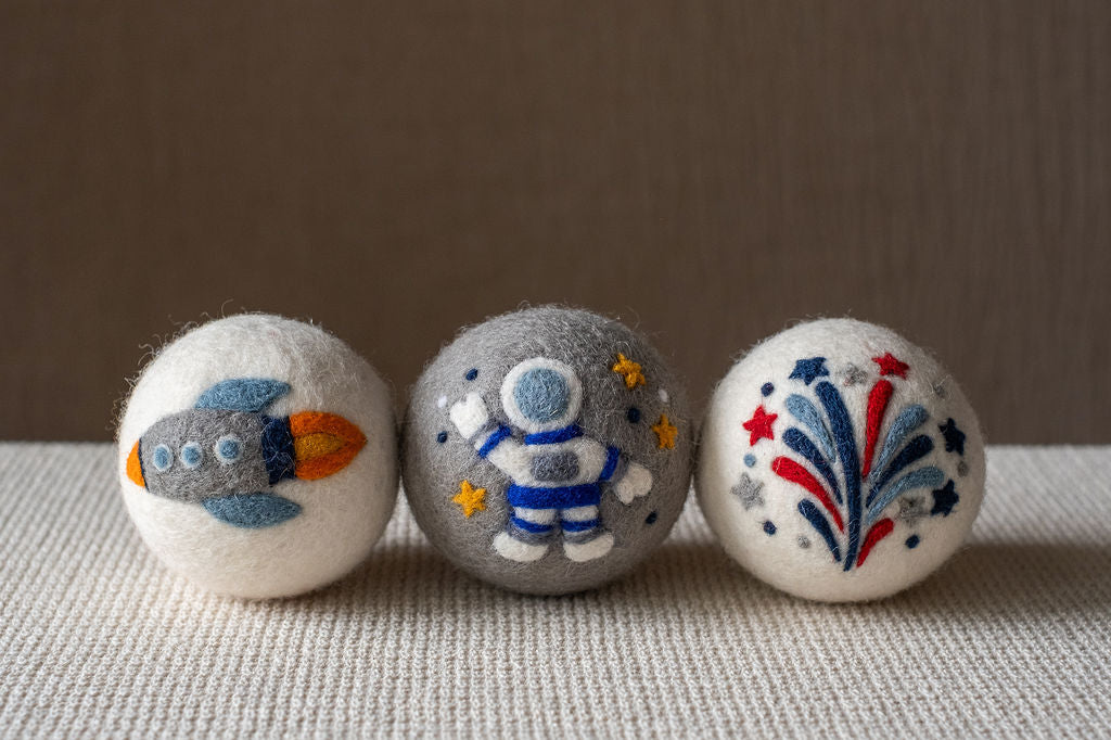 Space set wool dryer ball, detail photo