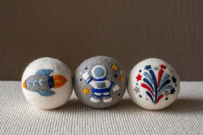 Space set wool dryer ball, detail photo