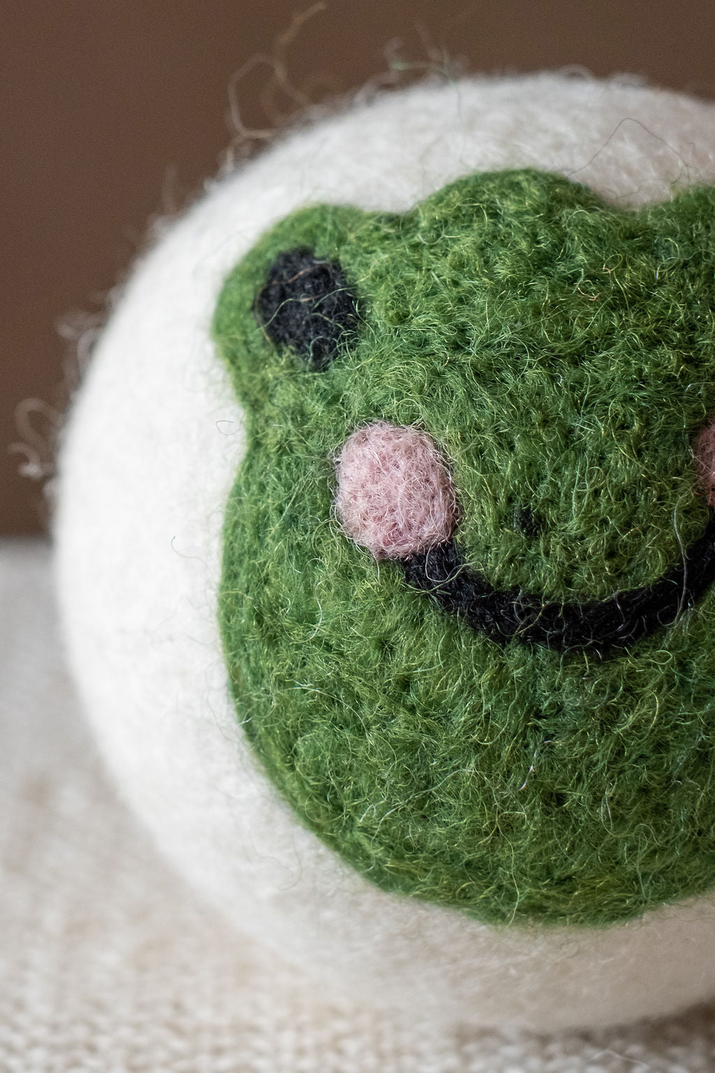 Frog wool dryer ball, detail photo
