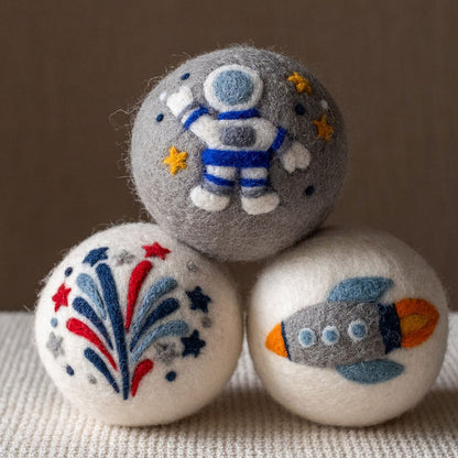 Space set wool dryer ball, square crop